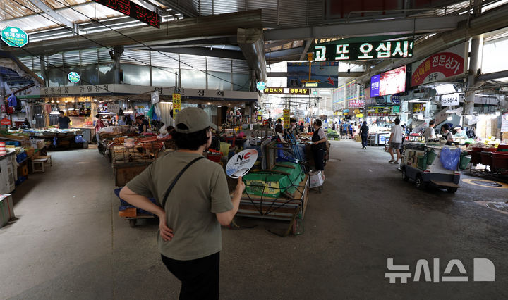 [서울=뉴시스] 이영환 기자 = 폭염이 이어지고 있는 5일 오후 서울 동대문구 경동시장이 손님들의 발길이 뜸해 한산한 모습을 보이고 있다. 2026.08.05. 20hwan@newsis.com