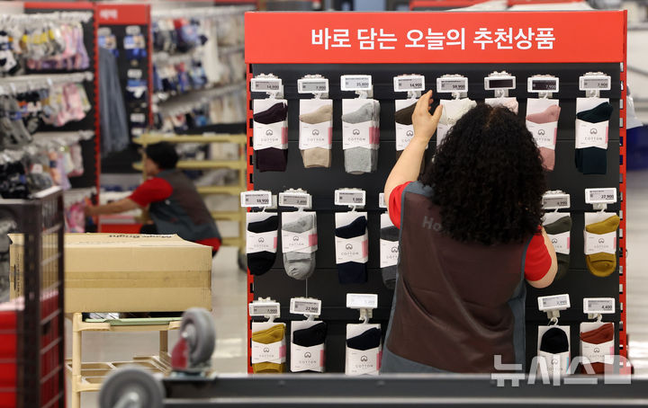 [서울=뉴시스] 김명년 기자 = 5일 오후 서울시내 한 홈플러스 매장에서 관계자가 상품을 정리하고 있다. 홈플러스가 임시휴업 이후 직원들을 현장에 복귀시키고 상품 입고를 시작하는 등 영업 재개 준비를 하고 있다. 그러나 영업 정상화의 핵심인 2000억원 규모의 긴급운영자금(DIP) 집행이 아직 마무리되지 않아 실제 개장 시점은 여전히 유동적이다.5일 업계에 따르면 홈플러스는 점포별로 상품 입고를 순차적으로 진행하고 있다. 기존 비축 재고를 중심으로 공급이 이뤄지고 있으며, 점포별 재고 담당 인력도 배치해 상품 검수와 보관 작업을 진행 중인 것으로 알려졌다. 2026.08.05. kmn@newsis.com