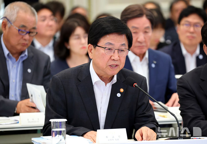 [서울=뉴시스] 김진아 기자 = 최교진 교육부 장관이 5일 청와대에서 열린 교육부, 국가교육위원회, 문체부, 국가유산청 등에 대한 부처 업무 보고에서 보고를 하고 있다. (청와대통신사진기자단) 2026.08.05. suncho21@newsis.com