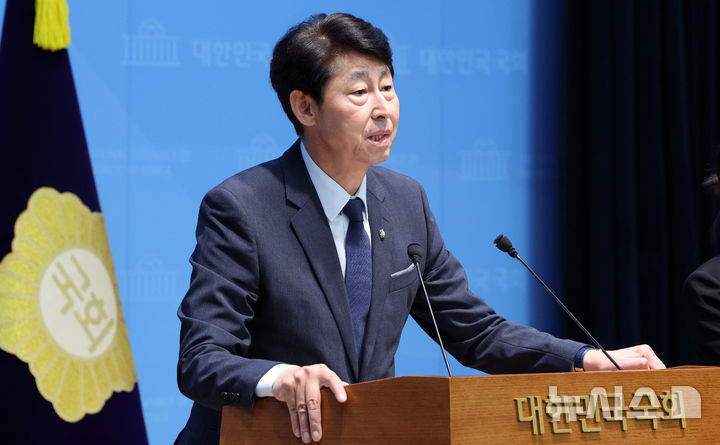 [서울=뉴시스] 고범준 기자 = 이훈기 더불어민주당 의원이 5일 서울 여의도 국회 소통관에서 재정경제부 주가누르기 방지법 전면 재검토 촉구 및 주가누르기 방지법 대표발의 기자회견을 하고 있다. 2026.08.05. bjko@newsis.com