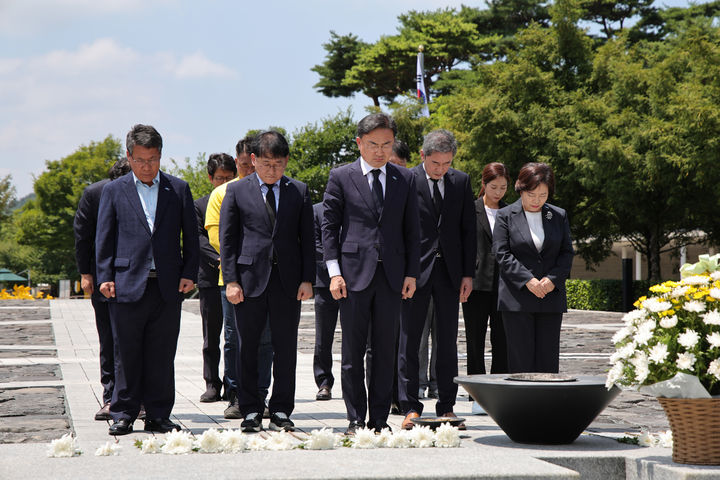 [서울=뉴시스] 고범준 기자 = 신장식 조국혁신당 대표가 5일 경남 김해시 봉하마을을 방문해 故 노무현 전 대통령 묘역을 참배하고 있다. (사진=조국혁신당 제공) 2026.08.05. photo@newsis.com *재판매 및 DB 금지