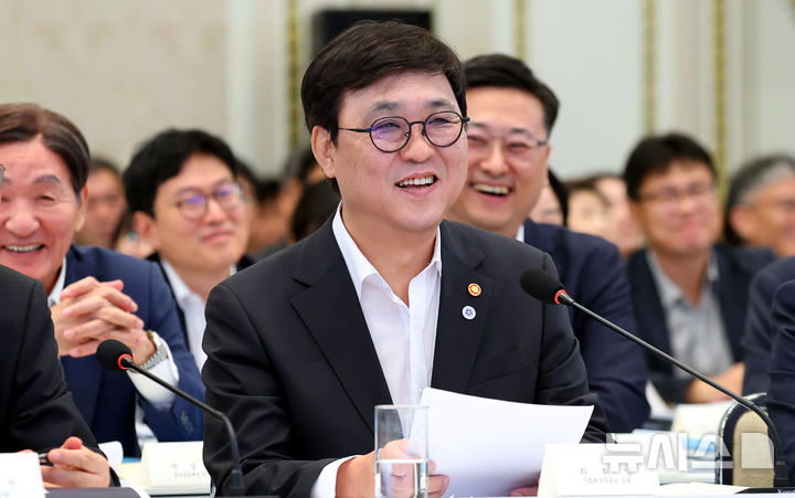 [서울=뉴시스] 김진아 기자 = 최휘영 문화체육관광부 장관이 5일 청와대에서 열린 교육부, 국가교육위원회, 문체부, 국가유산청 등에 대한 부처 업무 보고에서 발언 중 웃음을 터뜨리고 있다. (청와대통신사진기자단) 2026.08.05. bluesoda@newsis.com