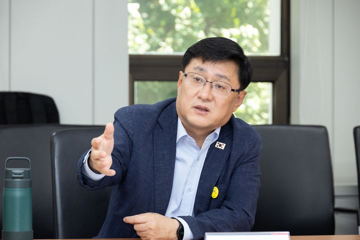 [서울=뉴시스] 김성환 기후에너지환경부 장관이 5일 서울 여의도 전력기반센터에서 열린 '전력망 건설 대책위원회 3차 간담회'에서 발언하고 있다. (사진=기후에너지환경부 제공) 2026.08.05. photo@newsis.com *재판매 및 DB 금지