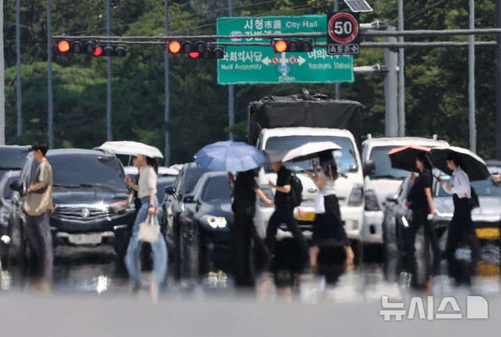[서울=뉴시스] 황준선 기자 = 연일 폭염이 이어지고 있는 5일 서울 영등포구 여의대로에 아지랑이가 피어오르고 있다. 2026.08.05. hwang@newsis.com
