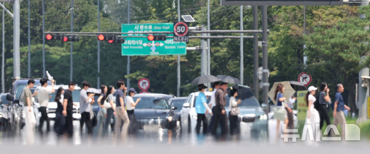 [서울=뉴시스] 황준선 기자 = 연일 폭염이 이어지고 있는 5일 서울 영등포구 여의대로에 아지랑이가 피어오르고 있다. 2026.08.05. hwang@newsis.com
