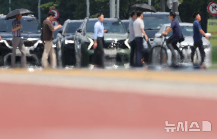 [서울=뉴시스] 황준선 기자 = 연일 폭염이 이어지고 있는 5일 서울 영등포구 여의대로에 아지랑이가 피어오르고 있다. 2026.08.05. hwang@newsis.com