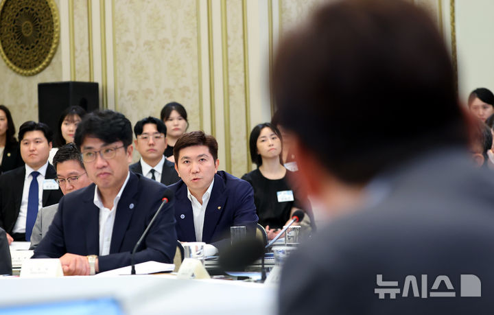[서울=뉴시스] 김진아 기자 = 유승민 대한체육회 회장이 5일 청와대에서 열린 교육부, 국가교육위원회, 문체부, 국가유산청 등에 대한 부처 업무 보고에서 발언하고 있다. (청와대통신사진기자단) 2026.08.05. bluesoda@newsis.com