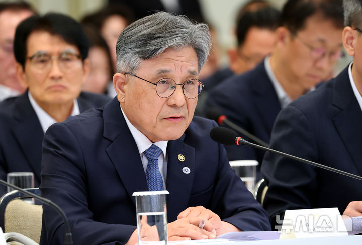 [서울=뉴시스] 김진아 기자 = 허민 국가유산청장이 5일 청와대에서 열린 교육부, 국가교육위원회, 문체부, 국가유산청 등에 대한 부처 업무 보고에서 보고를 하고 있다. (청와대통신사진기자단) 2026.08.05. bluesoda@newsis.com
