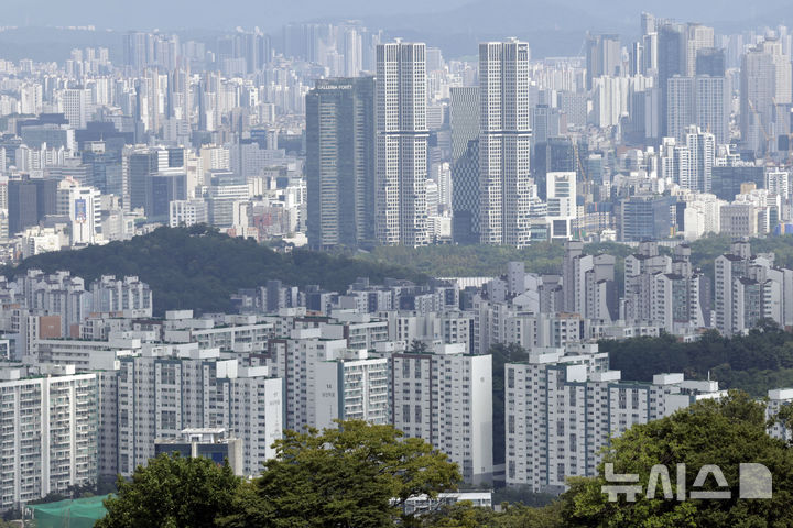 [서울=뉴시스] 최동준 기자 = 5일 서울 시내 아파트 모습. 2026.08.05. photocdj@newsis.com
