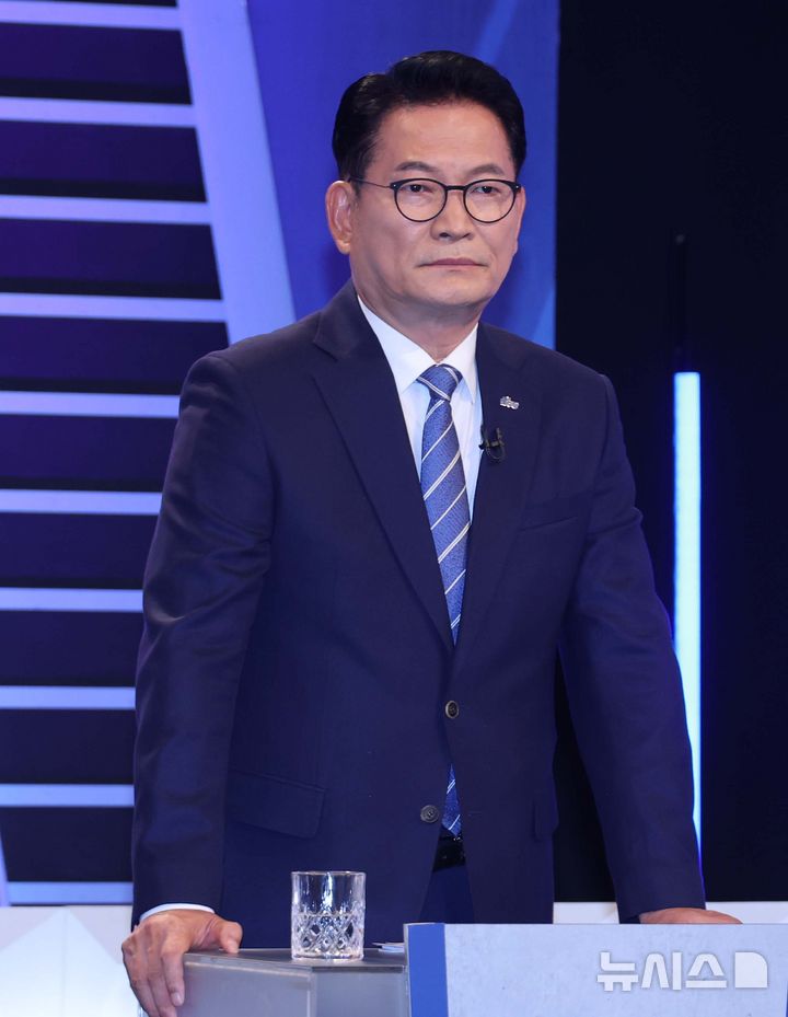 [서울=뉴시스] 국회사진기자단 = 송영길 더불어민주당 당대표 후보가 5일 오후 서울 여의도 KBS에서 열린 TV토론회 시작을 기다리고 있다. 2026.08.05. photo@newsis.com
