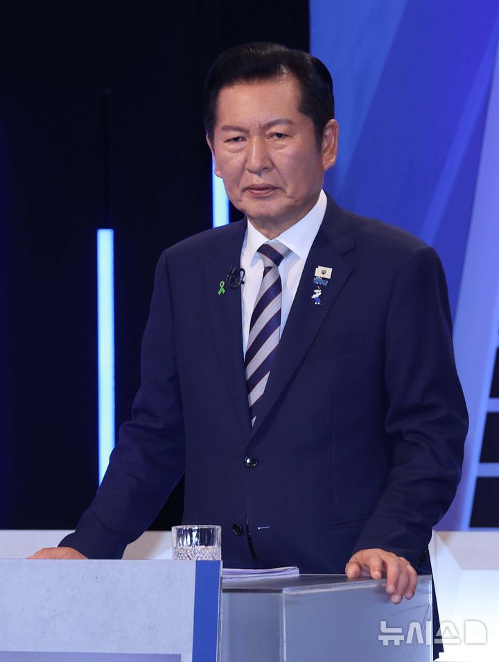 [서울=뉴시스] 국회사진기자단 = 정청래 더불어민주당 당대표 후보가 5일 오후 서울 여의도 KBS에서 열린 TV토론회 시작을 기다리고 있다. 2026.08.05. photo@newsis.com