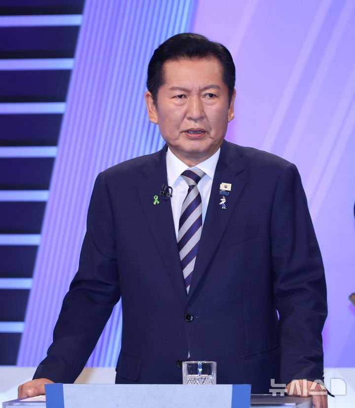 [서울=뉴시스] 국회사진기자단 = 정청래 더불어민주당 당대표 후보가 5일 오후 서울 여의도 KBS에서 열린 TV토론회 시작을 기다리고 있다. 2026.08.05. photo@newsis.com