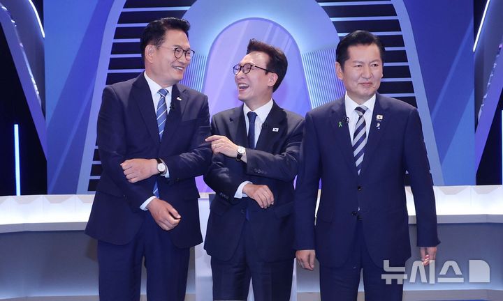 [서울=뉴시스] 국회사진기자단 = 송영길, 정청래, 김민석 더불어민주당 당대표 후보가 5일 오후 서울 여의도 KBS에서 열린 TV토론회 시작 전 포즈를 취하고 있다. 2026.08.05. photo@newsis.com