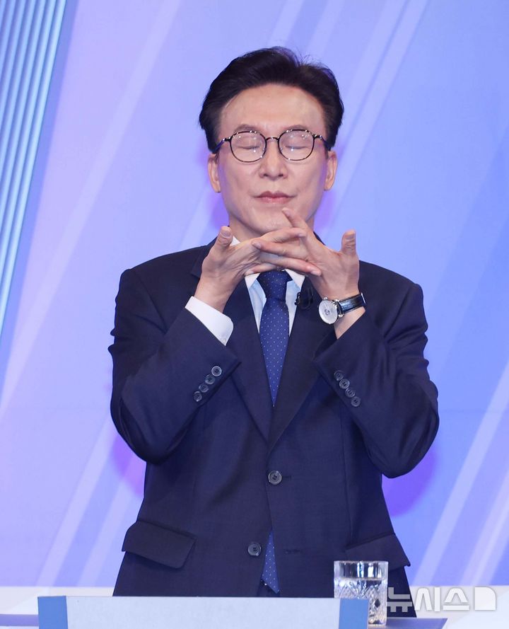 [서울=뉴시스] 국회사진기자단 = 김민석 더불어민주당 당대표 후보가 5일 오후 서울 여의도 KBS에서 열린 TV토론회 시작을 기다리고 있다. 2026.08.05. photo@newsis.com