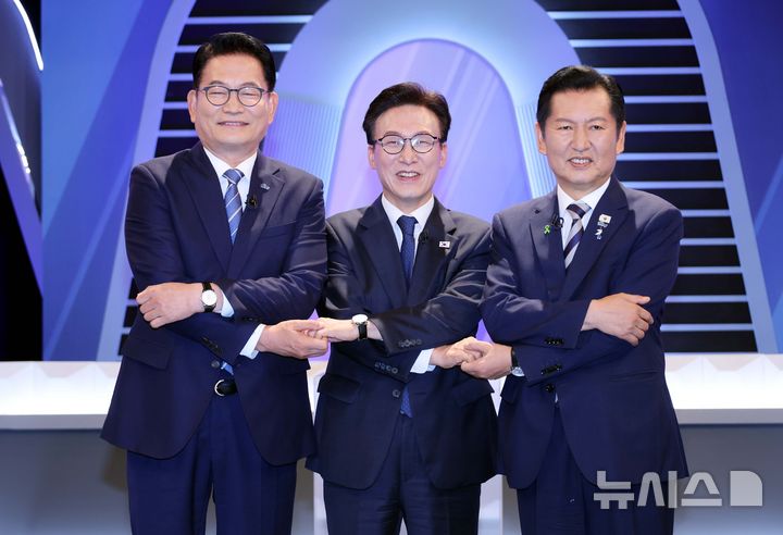 [서울=뉴시스] 국회사진기자단 = 송영길, 정청래, 김민석 더불어민주당 당대표 후보가 5일 오후 서울 여의도 KBS에서 열린 TV토론회 시작 전 포즈를 취하고 있다. 2026.08.05. photo@newsis.com