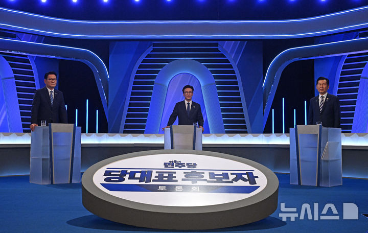 [서울=뉴시스] 국회사진기자단 = 송영길(왼쪽부터), 김민석, 정청래 더불어민주당 당대표 후보가 5일 서울 여의도 KBS에서 열린 더불어민주당 당대표 후보자 TV토론회에서 토론 준비를 하고 있다. 2026.08.05. photo@newsis.com