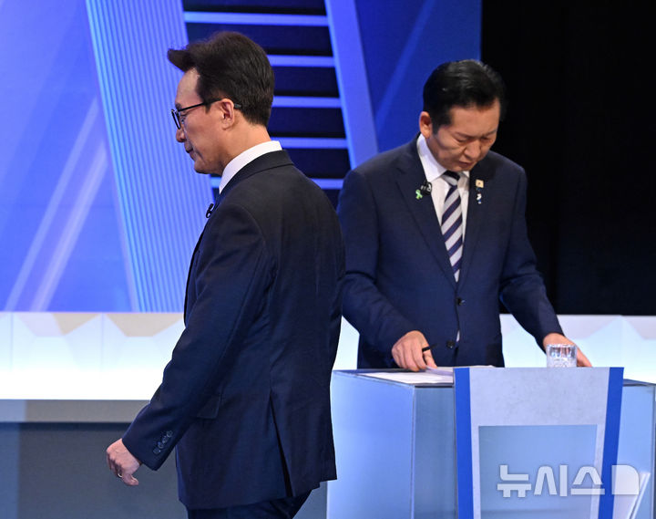 [서울=뉴시스] 국회사진기자단 = 김민석, 정청래 더불어민주당 당대표 후보가 5일 서울 여의도 KBS에서 열린 더불어민주당 당대표 후보자 TV토론회에서 토론 준비를 하기 위해 이동하고 있다. 2026.08.05. photo@newsis.com
