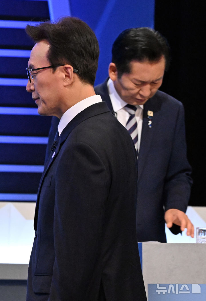 [서울=뉴시스] 국회사진기자단 = 김민석, 정청래 더불어민주당 당대표 후보가 5일 서울 여의도 KBS에서 열린 더불어민주당 당대표 후보자 TV토론회에서 토론회 준비를 하고 있다. 2026.08.05. photo@newsis.com