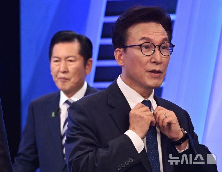 [서울=뉴시스] 국회사진기자단 = 김민석, 정청래 더불어민주당 당대표 후보가 5일 서울 여의도 KBS에서 열린 더불어민주당 당대표 후보자 TV토론회에서 토론회 준비를 하고 있다. 2026.08.05. photo@newsis.com