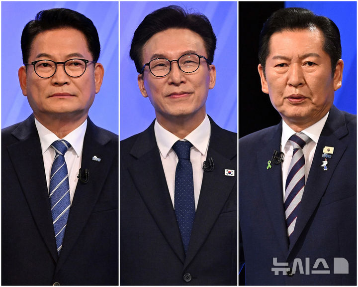 [서울=뉴시스] 국회사진기자단 = 송영길(왼쪽부터), 김민석, 정청래 더불어민주당 당대표 후보가 5일 서울 여의도 KBS에서 열린 더불어민주당 당대표 후보자 TV토론회에서 토론회 준비를 하고 있다. 2026.08.05. photo@newsis.com