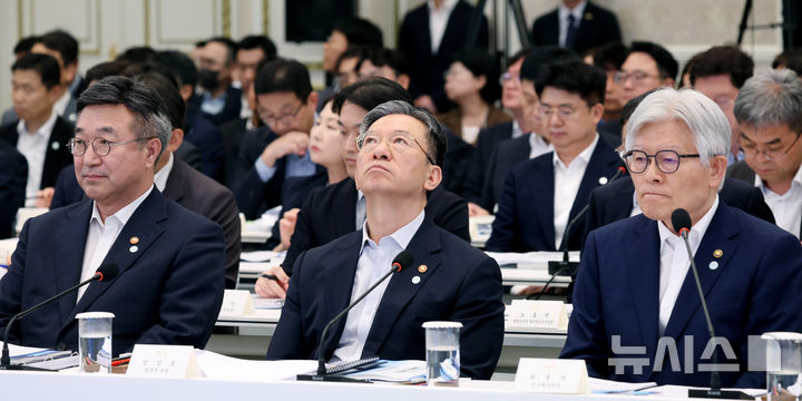 [서울=뉴시스] 조성봉 기자 = 정성호(가운데) 법무부 장관이 5일 청와대에서 열린 행정안전부, 법무부, 국무조정실 등에 대한 부처 업무 보고에 참석해 고심하고 있다. 2026.08.05. suncho21@newsis.com