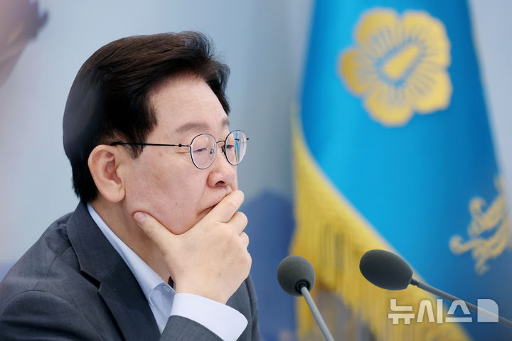 [서울=뉴시스] 조성봉 기자 = 이재명 대통령이 5일 청와대에서 열린 행정안전부, 법무부, 국무조정실 등에 대한 부처 업무 보고에서 보고를 경청하고 있다. 2026.08.05. suncho21@newsis.com