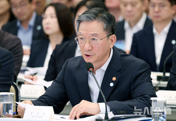 [서울=뉴시스] 조성봉 기자 = 정성호 법무부 장관이 5일 청와대에서 열린 행정안전부, 법무부, 국무조정실 등에 대한 부처 업무 보고에서 보고를 하고 있다. 2026.08.05. suncho21@newsis.com