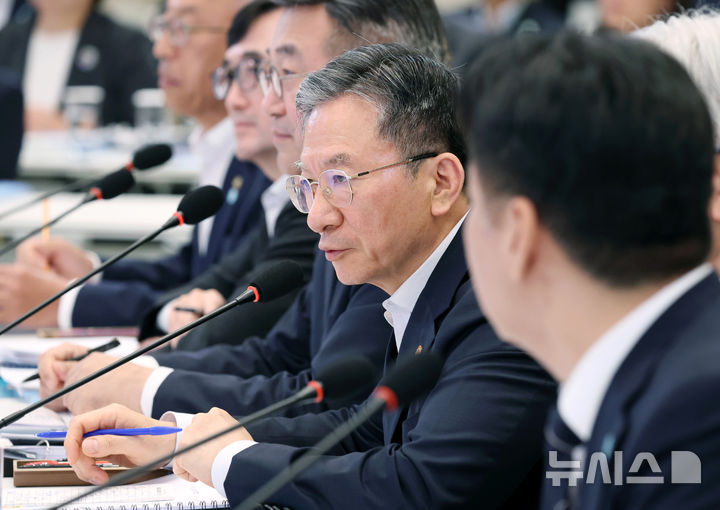 [서울=뉴시스] 조성봉 기자 = 정성호 법무부 장관이 5일 청와대에서 열린 행정안전부, 법무부, 국무조정실 등에 대한 부처 업무 보고에서 이재명 대통령의 질의에 답하고 있다. 2026.08.05. suncho21@newsis.com