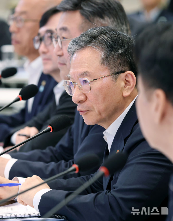[서울=뉴시스] 조성봉 기자 = 정성호 법무부 장관이 5일 청와대에서 열린 행정안전부, 법무부, 국무조정실 등에 대한 부처 업무 보고에서 이재명 대통령의 질의에 답하고 있다. 2026.08.05. suncho21@newsis.com