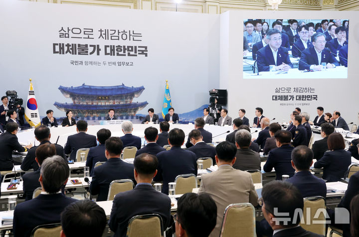 [서울=뉴시스] 조성봉 기자 = 5일 청와대에서 행정안전부, 법무부, 국무조정실 등에 대한 부처 업무 보고가 진행되고 있다. 2026.08.05. suncho21@newsis.com