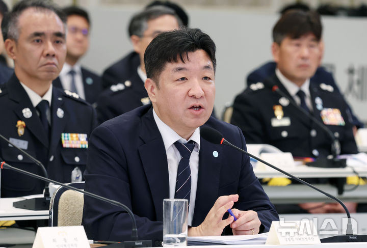 [서울=뉴시스] 조성봉 기자 = 박규형 대검찰청 기획조정부장이 5일 청와대에서 열린 행정안전부, 법무부, 국무조정실 등에 대한 부처 업무 보고에서 이재명 대통령의 질의에 답하고 있다. 2026.08.05. suncho21@newsis.com