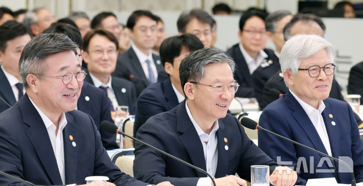 [서울=뉴시스] 조성봉 기자 = 윤호중(왼쪽부터) 행정안전부 장관, 정성호 법무부 장관, 최동석 인사혁신처장이 5일 청와대에서 열린 행정안전부, 법무부, 국무조정실 등에 대한 부처 업무 보고에서 이재명 대통령의 발언에 미소짓고 있다. 2026.08.05. suncho21@newsis.com