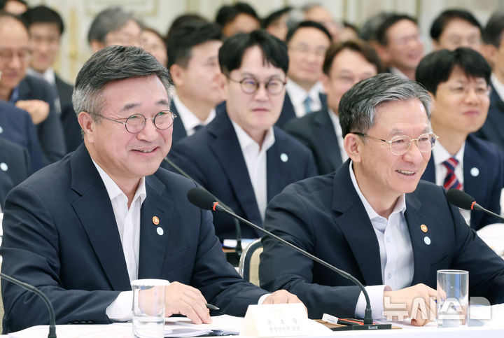 [서울=뉴시스] 조성봉 기자 = 정성호(오른쪽) 법무부 장관과 윤호중 행정안전부 장관이 5일 청와대에서 열린 행정안전부, 법무부, 국무조정실 등에 대한 부처 업무 보고에서 이재명 대통령의 발언에 미소짓고 있다. 2026.08.05. suncho21@newsis.com