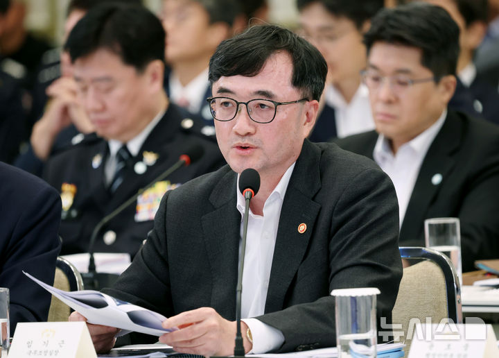 [서울=뉴시스] 조성봉 기자 = 임기근 국무조정실장이 5일 청와대에서 열린 행정안전부, 법무부, 국무조정실 등에 대한 부처 업무 보고에서 보고를 하고 있다. 2026.08.05. suncho21@newsis.com