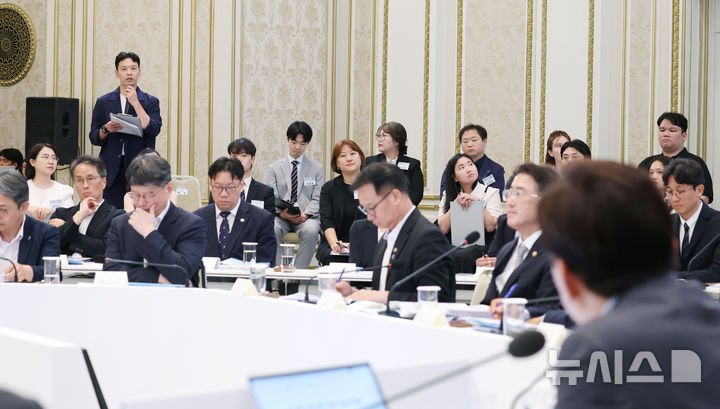 [서울=뉴시스] 조성봉 기자 = 국민참여단 박준 씨가 5일 청와대에서 열린 행정안전부, 법무부, 국무조정실 등에 대한 부처 업무 보고에서 발언을 하고 있다. 2026.08.05. suncho21@newsis.com