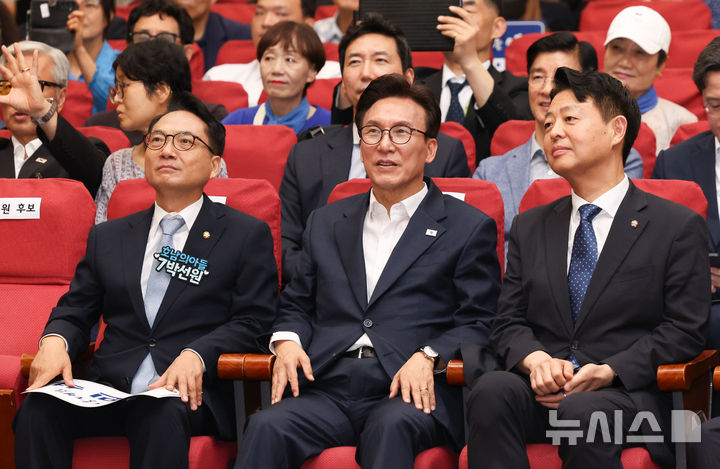 [서울=뉴시스] 김근수 기자 = 김민석 더불어민주당 당대표 후보가 5일 오후 서울 여의도 국회 의원회관에서 열린 서울지역 당원 필승 결의대회에 참석해 있다.&nbsp; 왼쪽부터 박선원 더불어민주당 최고위원 후보, 김 당대표 후보, 김영호 최고위원 후보.2026.08.05. ks@newsis.com