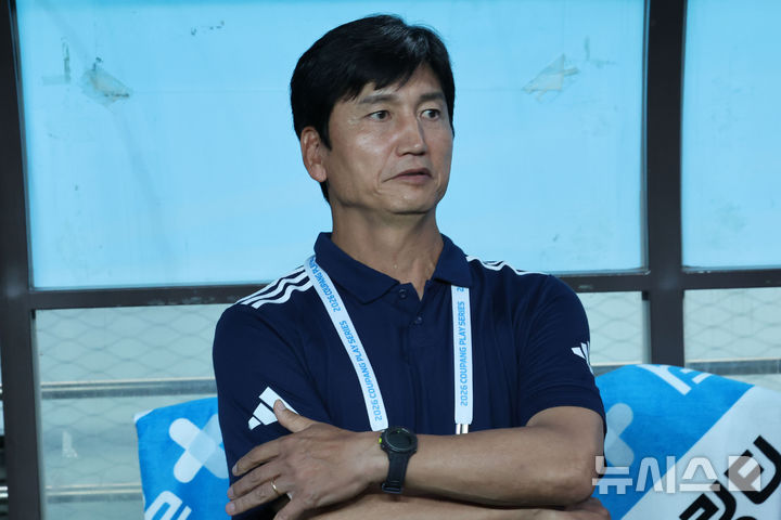 [서울=뉴시스] 권창회 기자 = 5일 서울 마포구 서울월드컵경기장에서 열린 2026 쿠팡플레이시리즈 팀 K리그와 맨체스터시티의 경기, 팀K리그 정정용 감독이 경기장을 바라보고 있다. 2026.08.05. kch0523@newsis.com