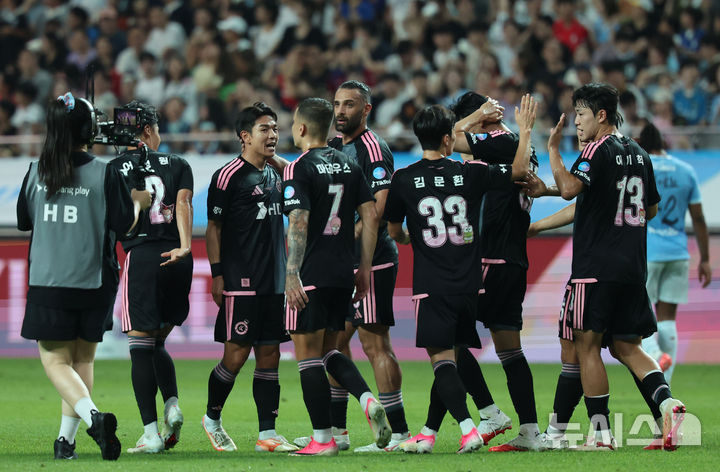 [서울=뉴시스] 권창회 기자 = 5일 서울 마포구 서울월드컵경기장에서 열린 2026 쿠팡플레이시리즈 팀 K리그와 맨체스터시티의 경기, 팀K리그 김대원이 동점골을 넣은 뒤 동료들과 기뻐하고 있다. 2026.08.05. kch0523@newsis.com