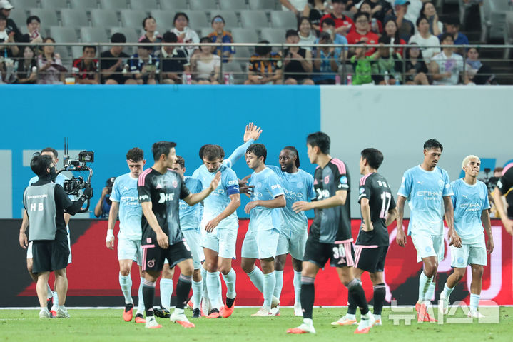 [서울=뉴시스] 권창회 기자 = 5일 서울 마포구 서울월드컵경기장에서 열린 2026 쿠팡플레이시리즈 팀 K리그와 맨체스터시티의 경기,맨체스터 시티 무바마가 세번째 골을 넣은 뒤 동료들과 기뻐하고 있다. 2026.08.05. kch0523@newsis.com