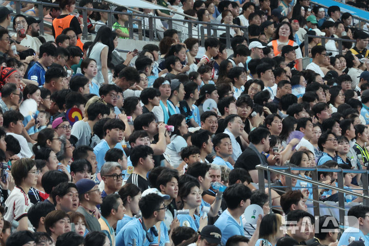 [서울=뉴시스] 권창회 기자 = 5일 서울 마포구 서울월드컵경기장에서 열린 2026 쿠팡플레이시리즈 팀 K리그와 맨체스터시티의 경기, 팬들이 무더위에 부채로 더위를 식히고 있다. 2026.08.05. kch0523@newsis.com