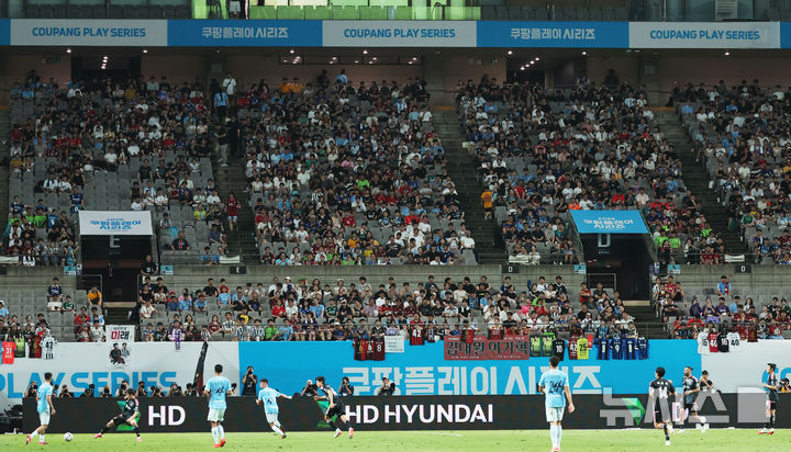 [서울=뉴시스] 권창회 기자 = 5일 서울 마포구 서울월드컵경기장에서 열린 2026 쿠팡플레이시리즈 팀 K리그와 맨체스터시티의 경기, 팬들이 무더위에 부채로 더위를 식히고 있다. 2026.08.05. kch0523@newsis.com