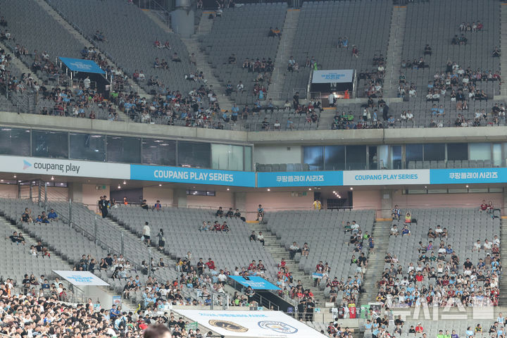 [서울=뉴시스] 권창회 기자 = 5일 서울 마포구 서울월드컵경기장에서 열린 2026 쿠팡플레이시리즈 팀 K리그와 맨체스터시티의 경기에 관중석이 많이 비어 있다. 2026.08.05. kch0523@newsis.com