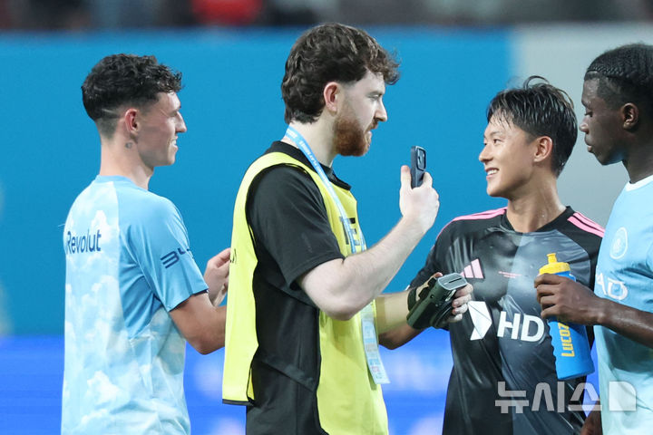 [서울=뉴시스] 권창회 기자 = 5일 서울 마포구 서울월드컵경기장에서 열린 2026 쿠팡플레이시리즈 팀 K리그와 맨체스터시티의 경기,맨체스터시티 필 포든과 팀 K리그 이승우가 인사하고 있다. 2026.08.05. kch0523@newsis.com