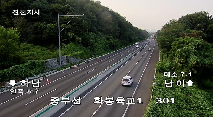 6일 충북 음성군 대사리 중부고속도로 하남방향 음성휴게소 인근에서 발생한 화물차 연쇄 추돌사고의 여파로 잔여물들이 도로 위에 널브러져 있다. (사진=한국도로공사 실시간 CCTV 화면 캡쳐) *재판매 및 DB 금지