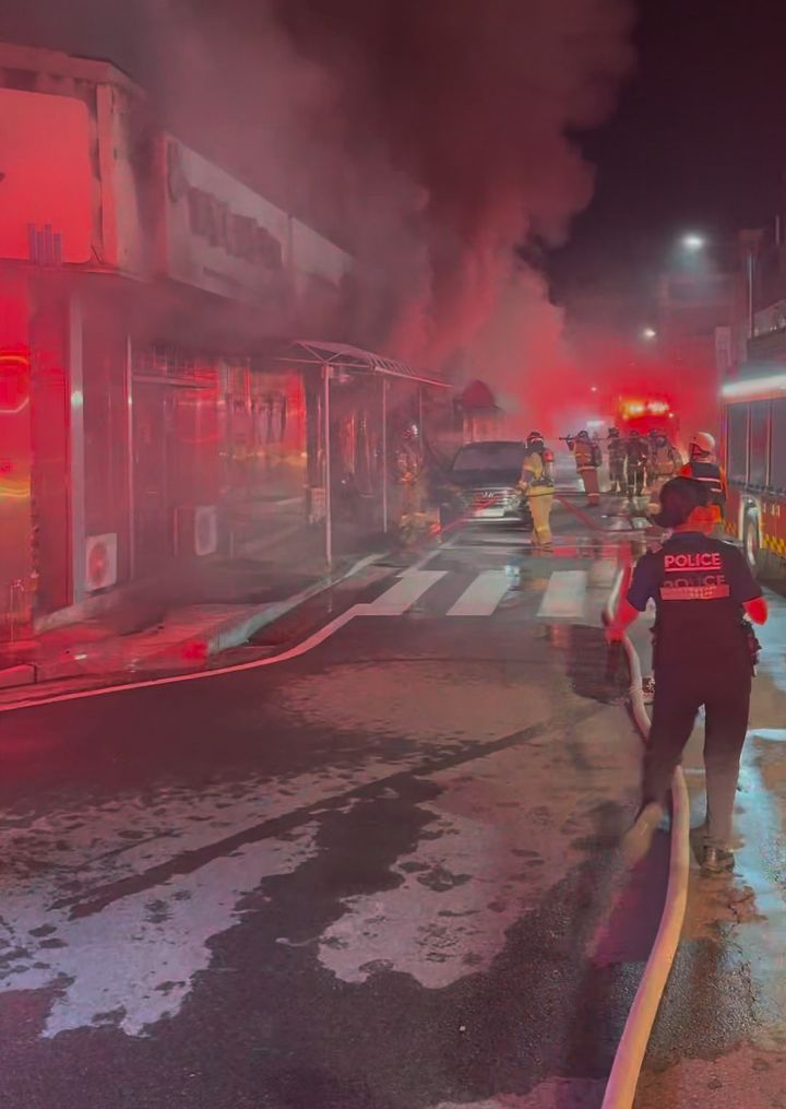 [나주=뉴시스] 6일 오전 1시19분께 전남광주 나주 성북동 한 상가에서 불이 나 소방 당국이 진화 작업을 벌이고 있다. (사진=전남광주소방본부 제공) 2026.08.06. photo@newsis.com *재판매 및 DB 금지