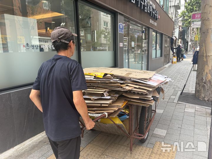 [서울=뉴시스] 폐지를 수거하는 임천호(65)씨가 지난 4일 서울 성북구 일대에서 리어카를 끌고 이동하고 있다. 2026.08.04. photo@newsis.com