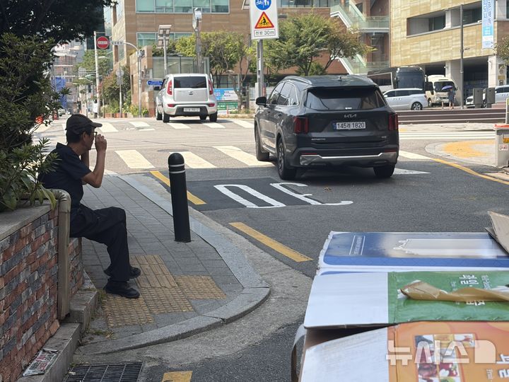 [서울=뉴시스] 폐지를 수거하던 임천호(65)씨가 지난 4일 서울 성북구 일대에서 잠시 그늘에 앉아 휴식을 취하고 있다. 2026.08.04. photo@newsis.com