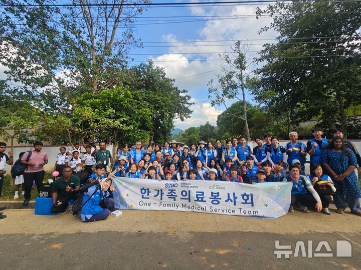 [서울=뉴시스] 삼성서울병원 한가족의료봉사회는 지난 7월 20일부터 27일까지 스리랑카 남중부 산간지역인 바둘라(Badulla)에서 제25차 해외의료봉사를 진행했다. (사진= 삼성서울병원 제공)
