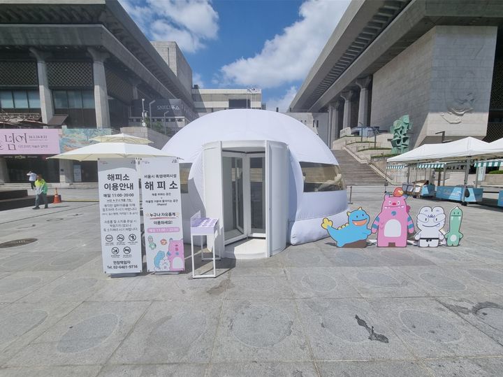 [서울=뉴시스] 서울 종로구 광화문광장에 설치된 폭염 대피시설 '해피소'. (사진=서울시 제공) photo@newsis.com *재판매 및 DB 금지