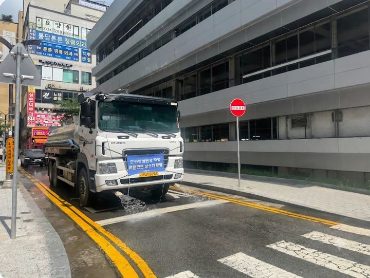 [화성=뉴시스] 화성시 효행구가 살수차 운행 현장을 점검하고 있다. (사진=화성시 제공) 2026.08.06. photo@newsis.com *재판매 및 DB 금지